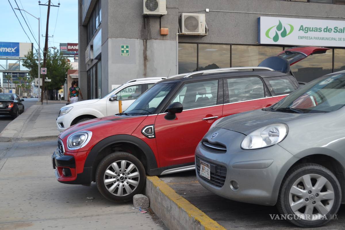 Le falla el cálculo; queda auto al aire