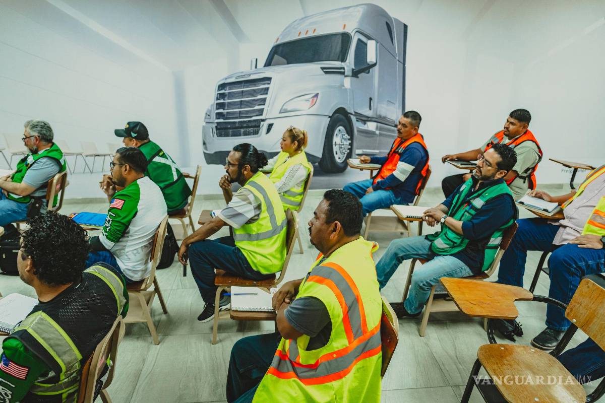 Los camioneros mexicanos toman clases de inglés para evitar sanciones en EE. UU.