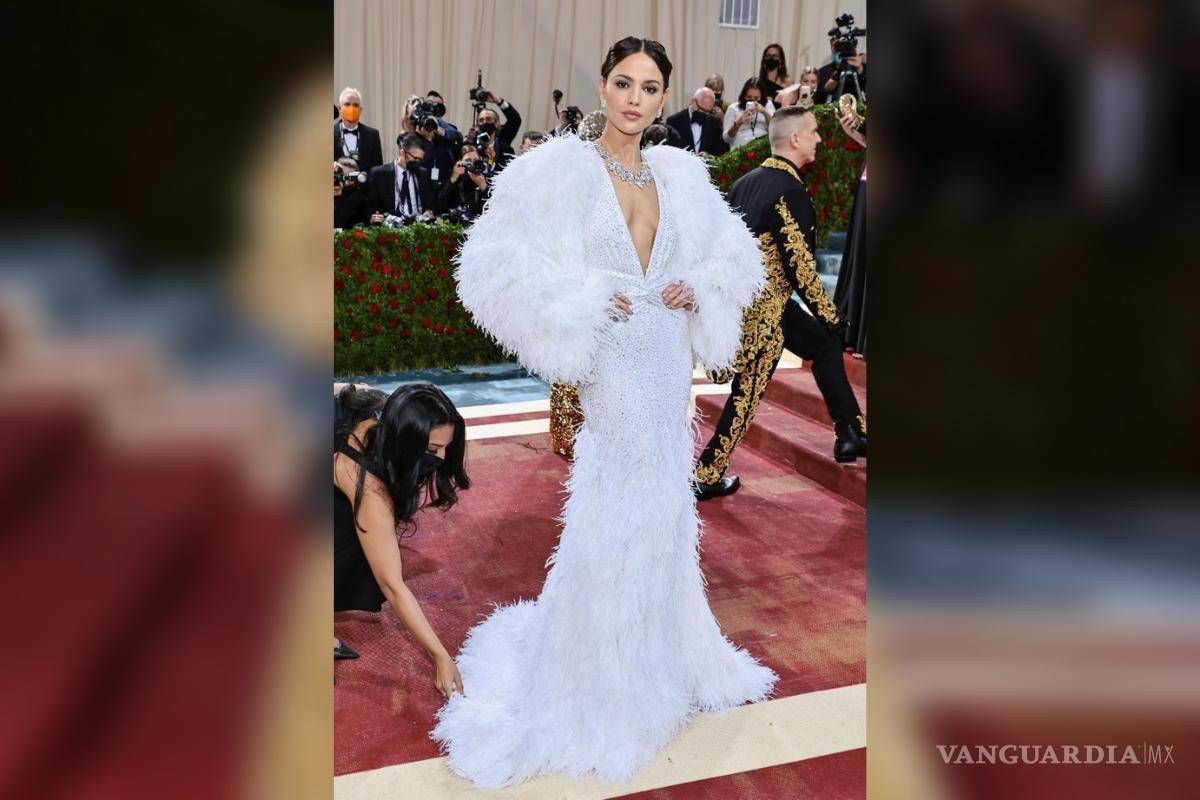 $!La mexicana Eiza González lució un vestido blanco de plumas