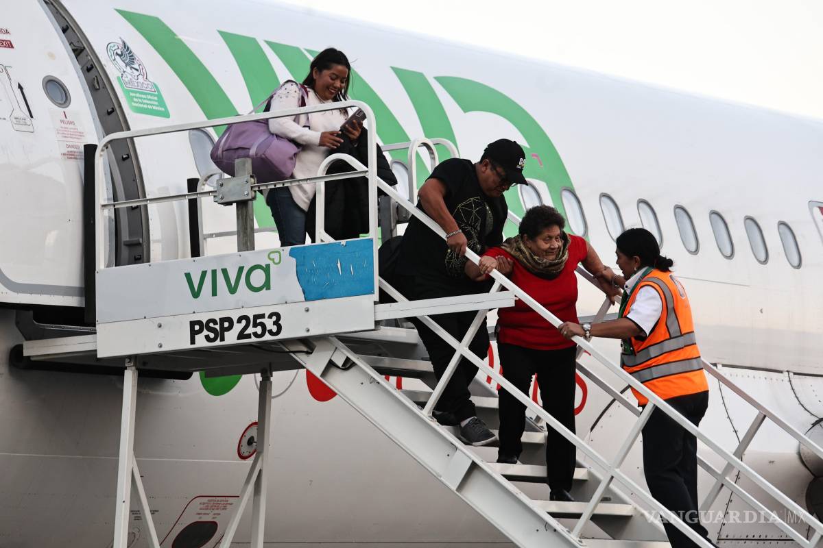 $!Pasajeros arribaron al Aeropuerto Internacional Plan de Guadalupe tras el primer vuelo comercial desde 2020.