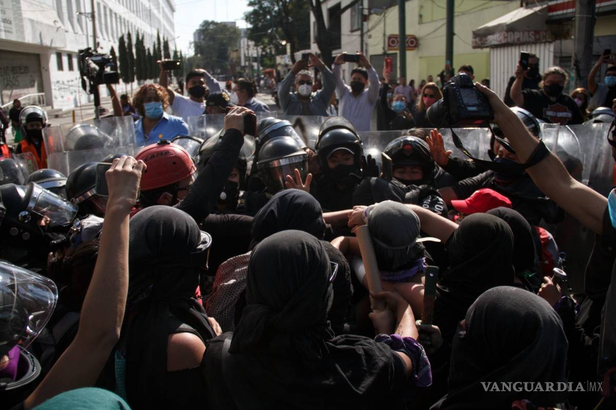 $!Mujeres se proponen matrimonio en protesta por Alexis, mientras policías las rodeaban