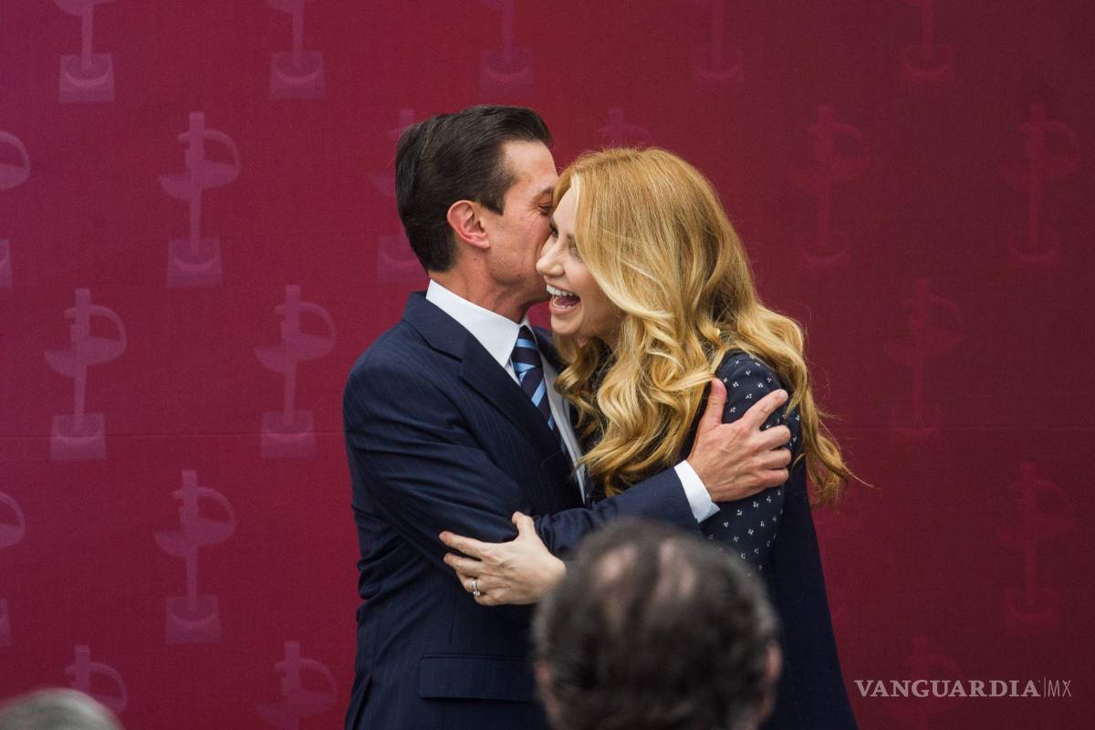 $!Peña Nieto y Rivera durante la entrega del Galardón Luz de Plata a Ignacio López Tarso, primer actor y Bertha Navarro, productora.