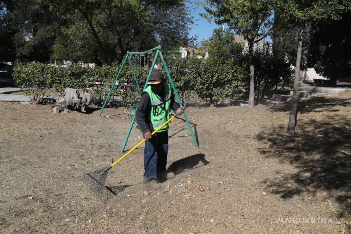 $!Brigadas municipales realizaron limpieza y deshierbe en la plaza pública de la colonia Las Teresitas como parte de las acciones de mantenimiento urbano.
