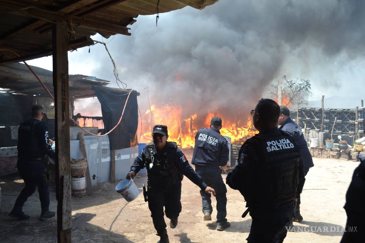 Voraz incendio en ejido en la carretera a Torreón deja a familia sin hogar