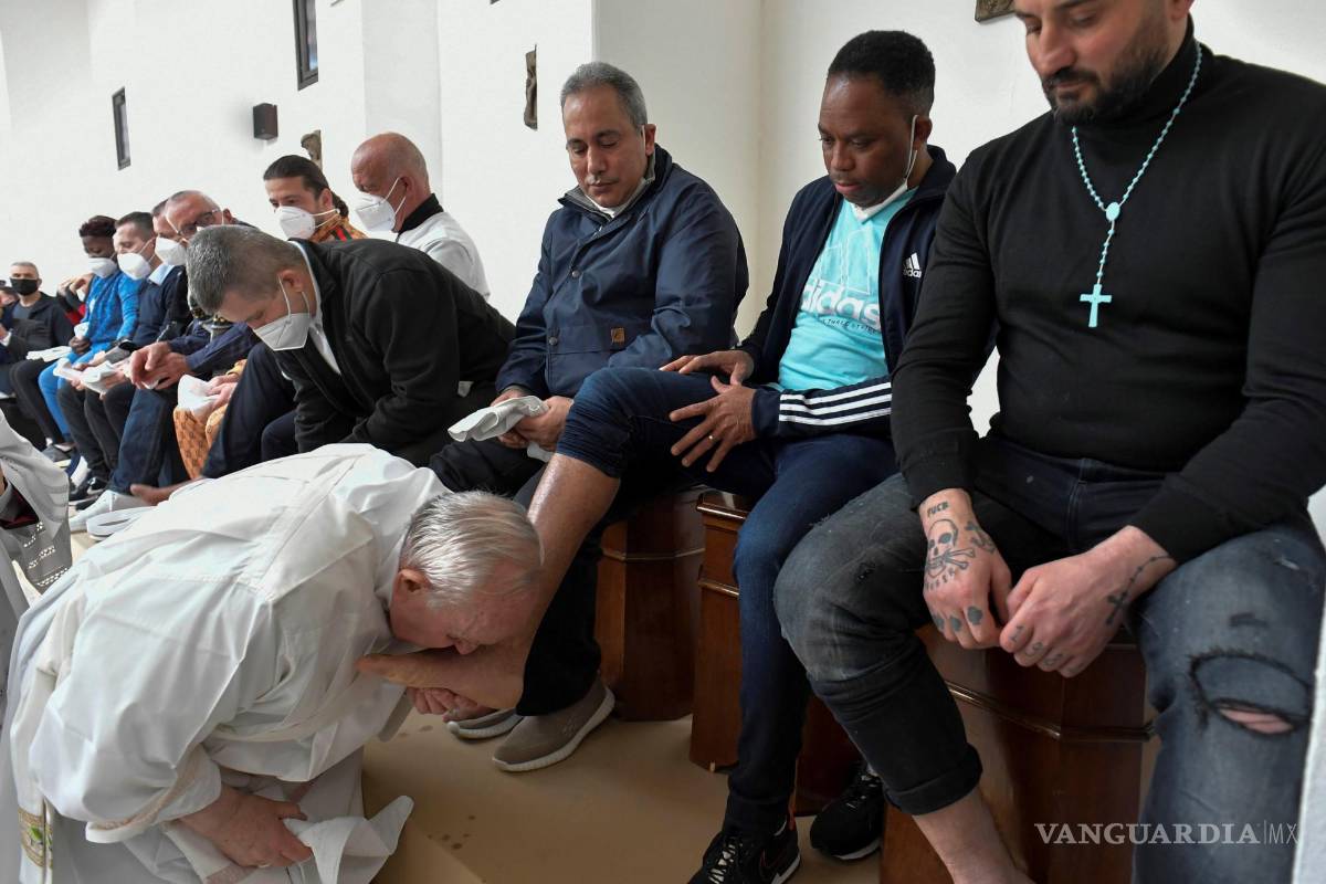 $!El Papa Francisco besa los pies de un recluso dentro de la prisión de Civitavecchia, cerca de Roma.