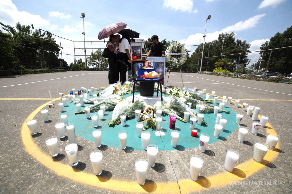 $!CUERNAVACA, MORELOS, 14 SEPTIEMBRE 2026.- Homenaje a la estudiante española Claudia Tacoronte Aguilera en el Instituto de Ciencias de la Educación, realizado por autoridades de la Universidad Autónoma del Estado de Morelos, compañeros y alumnos.
