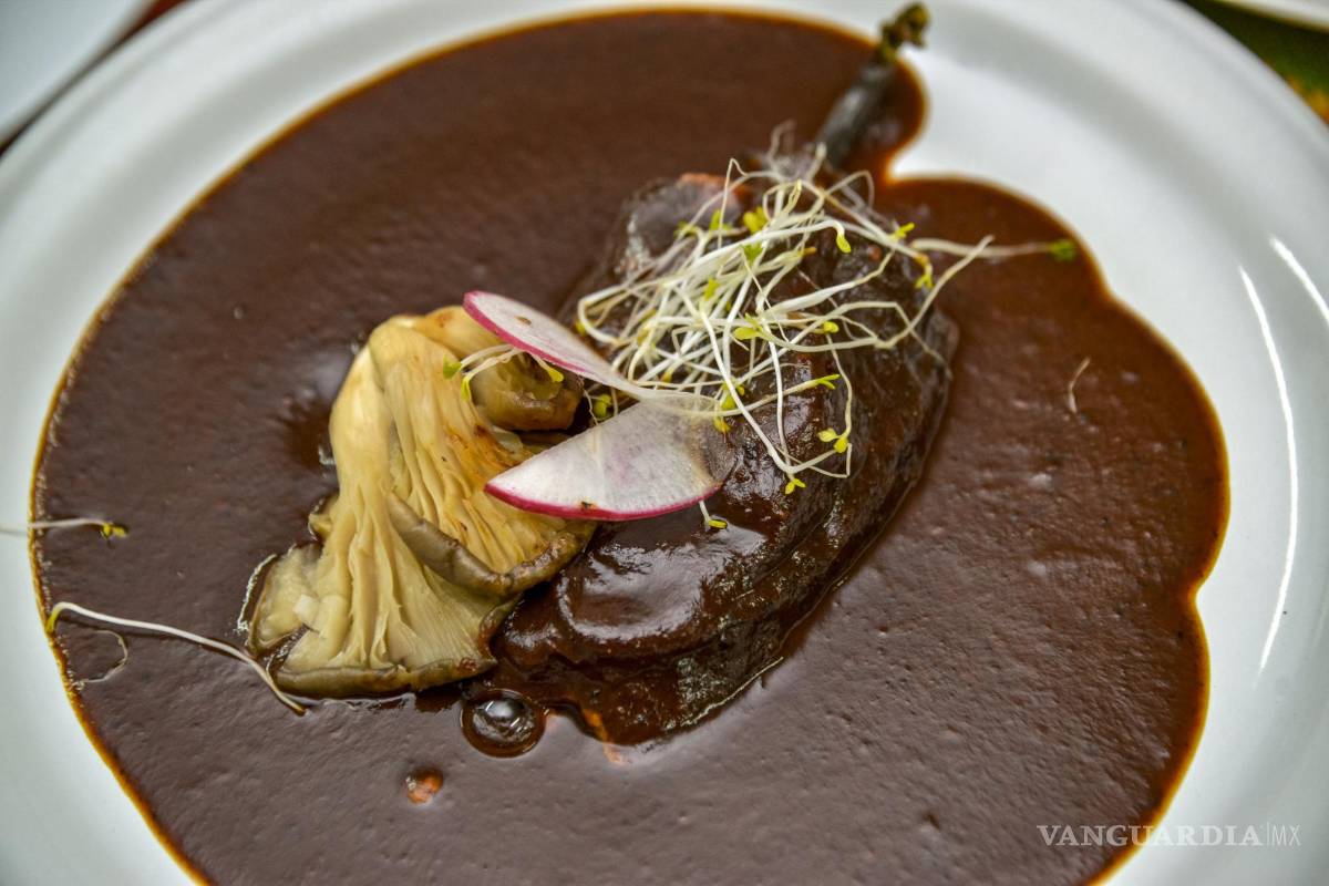 $!El segundo tiempo del menú fue un chile relleno de queso bañado en salsa de pulque.