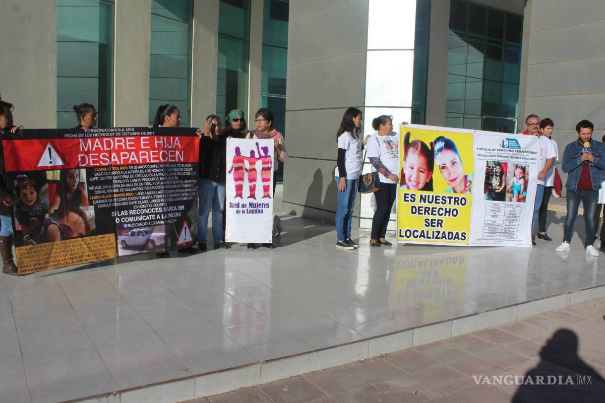$!Familias de dos mujeres desaparecidas se plantan en Fiscalía de Coahuila