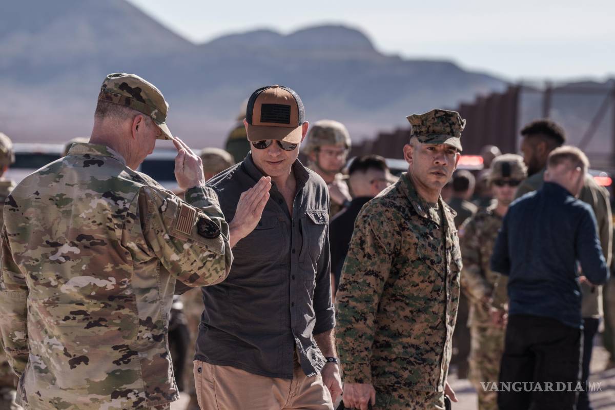 $!El secretario de Defensa, Pete Hegseth (centro), saluda a soldados durante su visita a la frontera entre Estados Unidos y México en Sunland Park, Nuevo México.