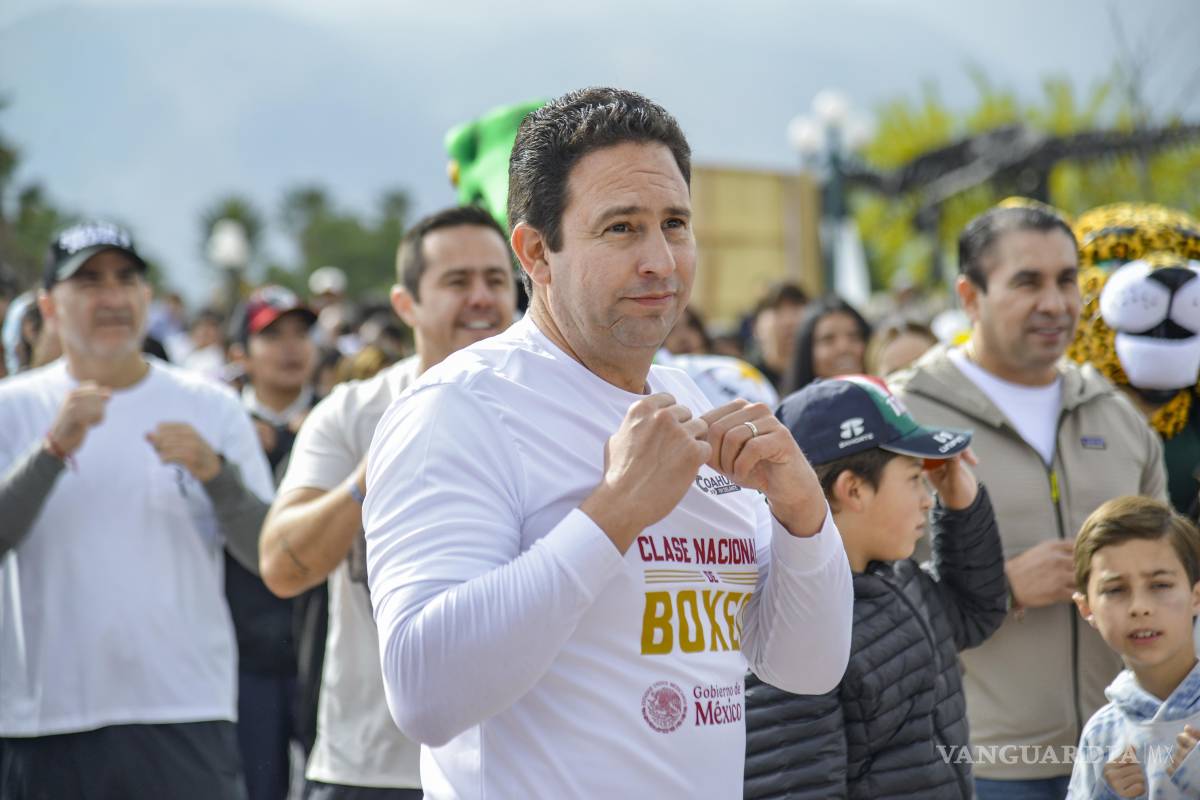 $!El alcalde Javier Díaz destacó la importancia del deporte para fortalecer la disciplina y la cohesión social en Saltillo durante la clase nacional de boxeo.