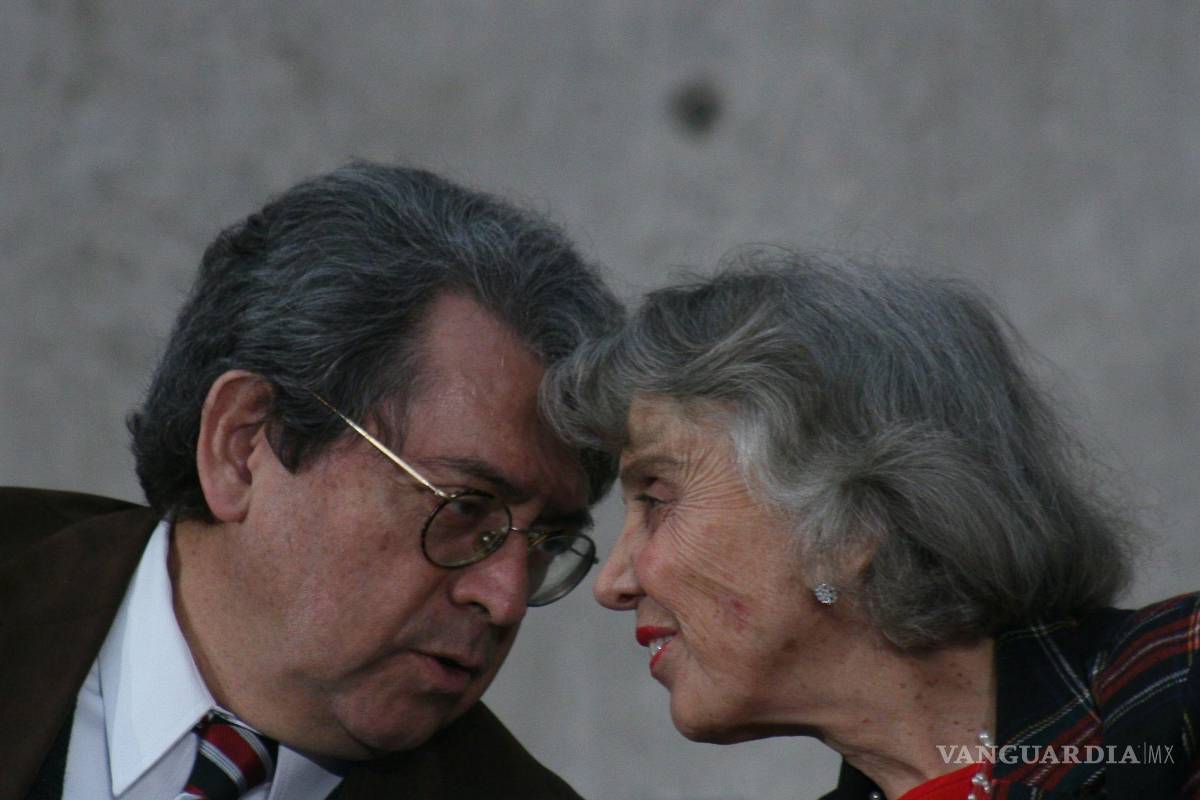 $!21NOVIEMBRE2008.-La escritora y periodista Elena Poniatowska, durante la mesa redonda El arte de novelas III que se realizo en El centro cultural del México.