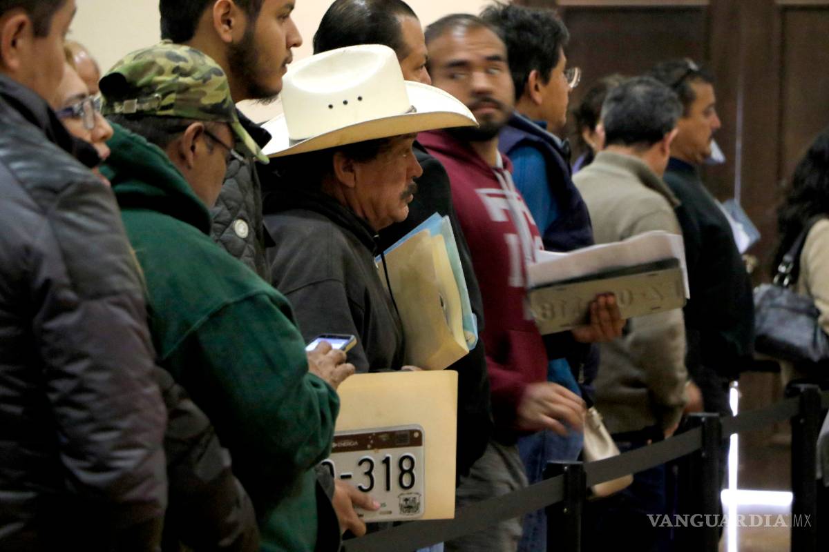$!Fallas en módulos de placas hacen esperar a saltillenses por más de cuatro horas