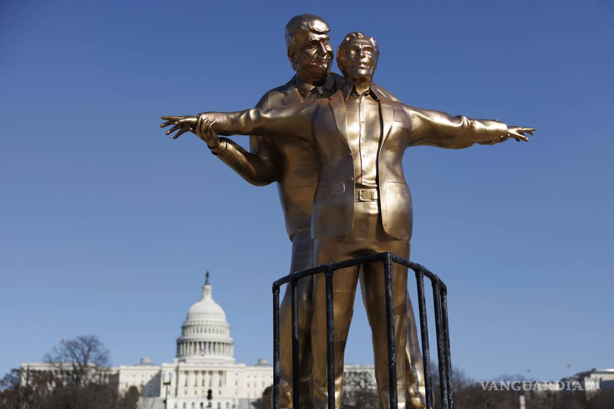$!Una estatua que representa al presidente de Estados Unidos, Donald Trump, junto al fallecido magnate Jeffrey Epstein, acusado de tráfico sexual, fue colocada en el National Mall
