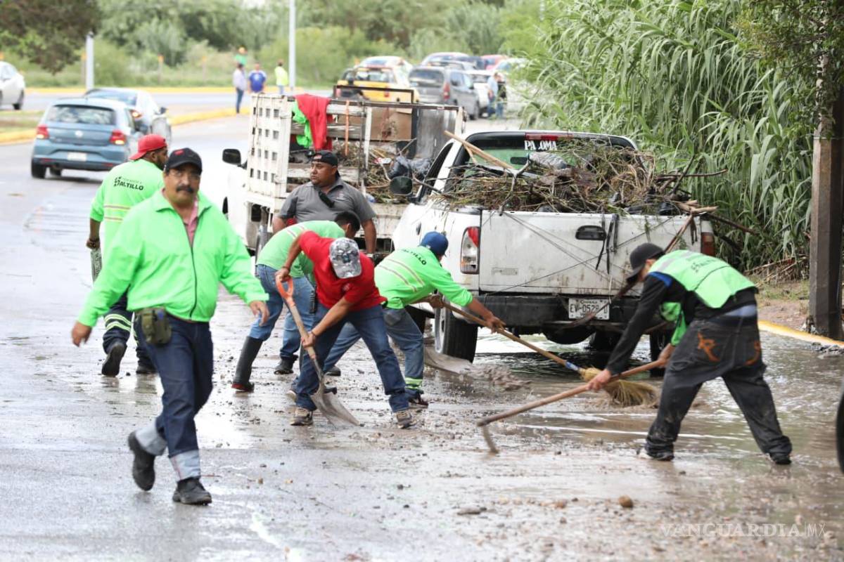 $!Cuadrillas municipales retiraron basura, lodo y escombro arrastrados por la corriente en distintos sectores de la ciudad.