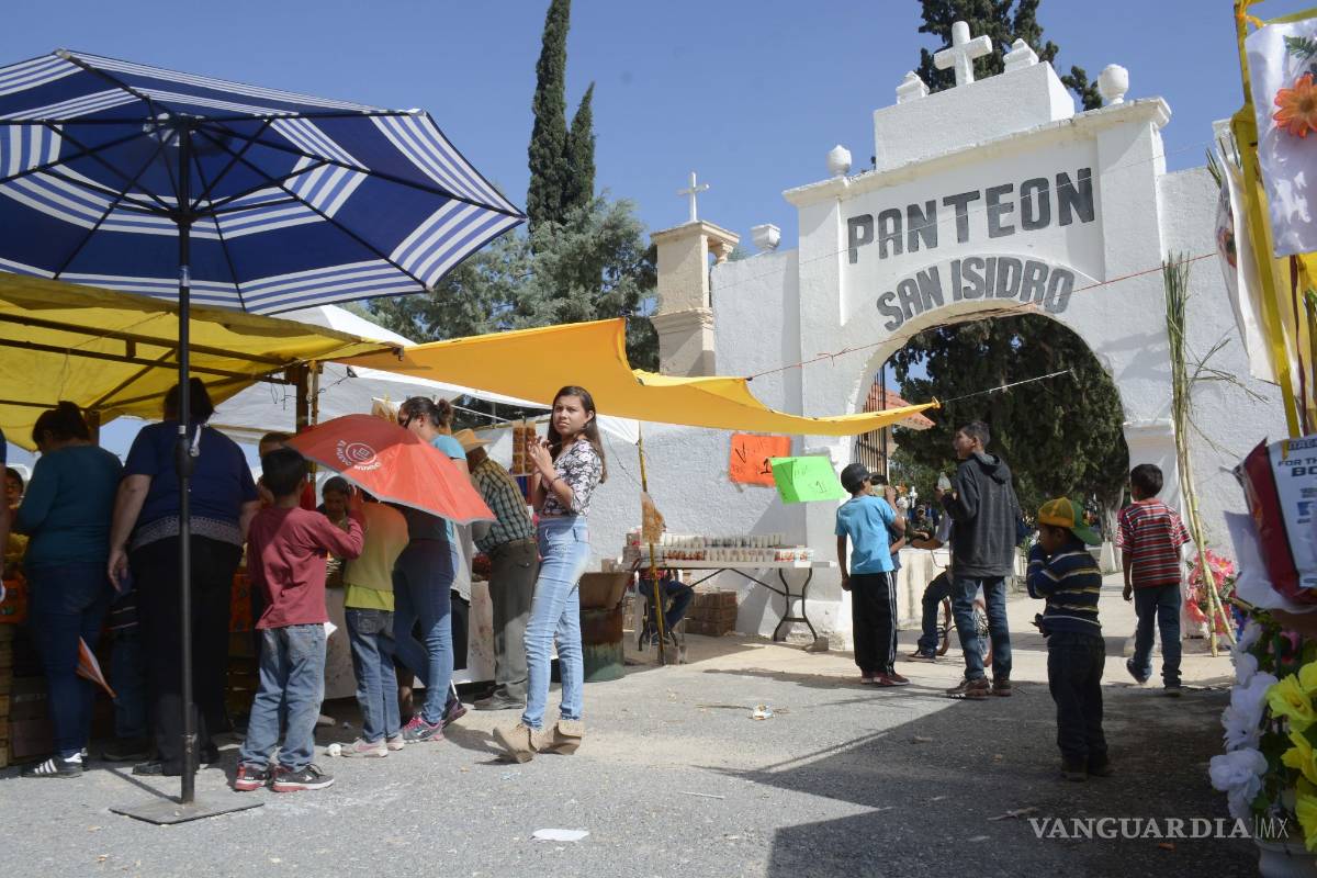 $!En el Día de Muertos, ellos no olvidan ni dejan solos a sus seres queridos [FOTOS]