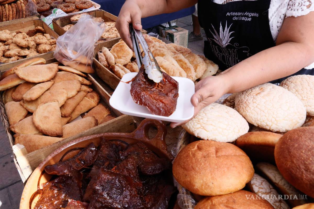 $!Las filas se multiplicaron conforme avanzó la mañana, mientras las cocineras ofrecían atoles tradicionales, aguas frescas y tamales dulces de frutos rojos, zarzamora y plátano con crema de avellanas.