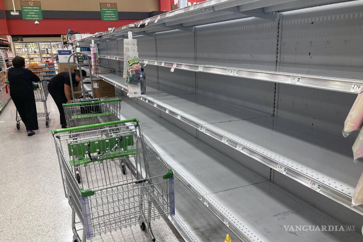 $!A medida que el huracán Ian se acerca a Florida, los carritos de compras quedan abandonados junto a los estantes vacíos en un supermercado en Orlando, Florida.