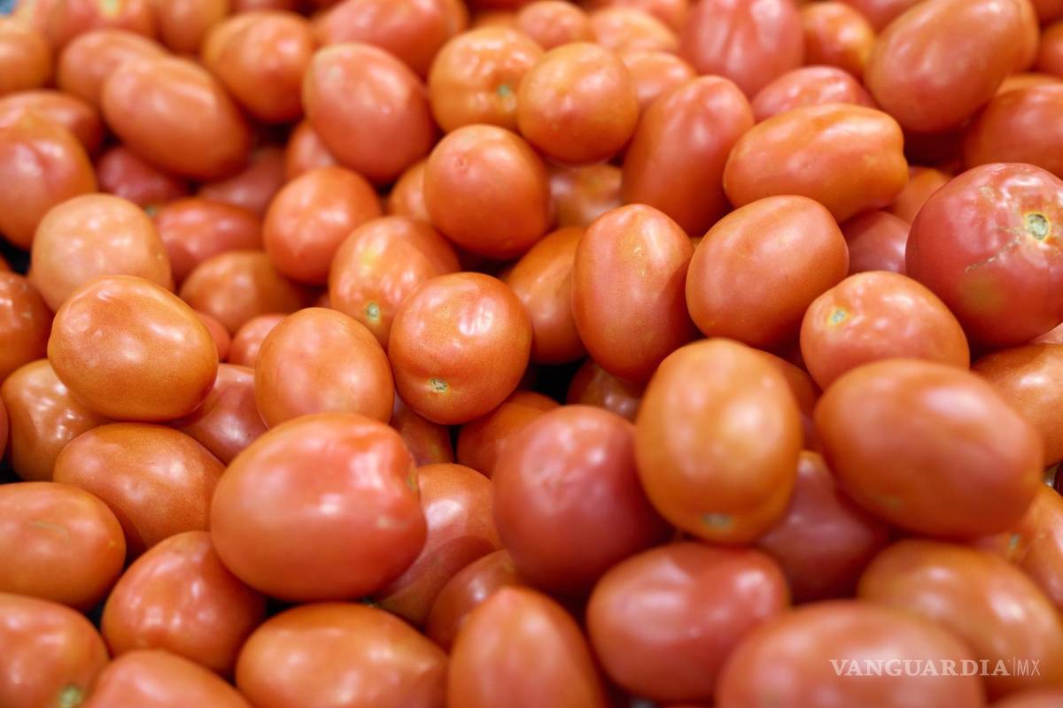 $!Tomates importados de México se venden en un mercado en Los Ángeles. Trump amenazó con imponer un arancel del 30% a las importaciones de México.