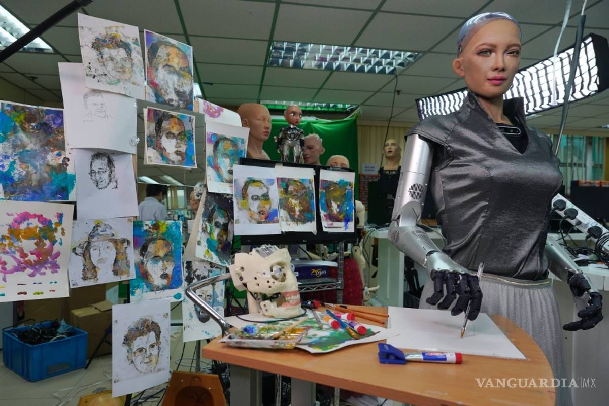 Sophia, un robot, vende una pieza de arte creada por por ella por más de 688 mil dólares