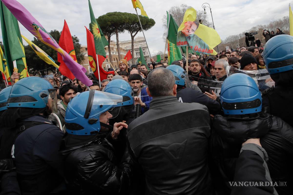 $!Protestas y enfrentamientos por el encuentro de Erdogan y el Papa Francisco en Roma