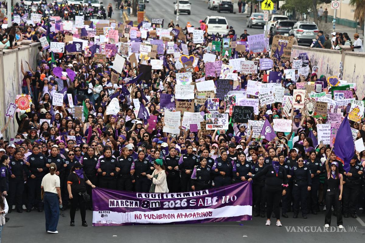 $!Integrantes de la Policía Violenta hicieron punta en la marcha del 8M en Saltillo, lo que provocó opiniones dividas entre las participantes.