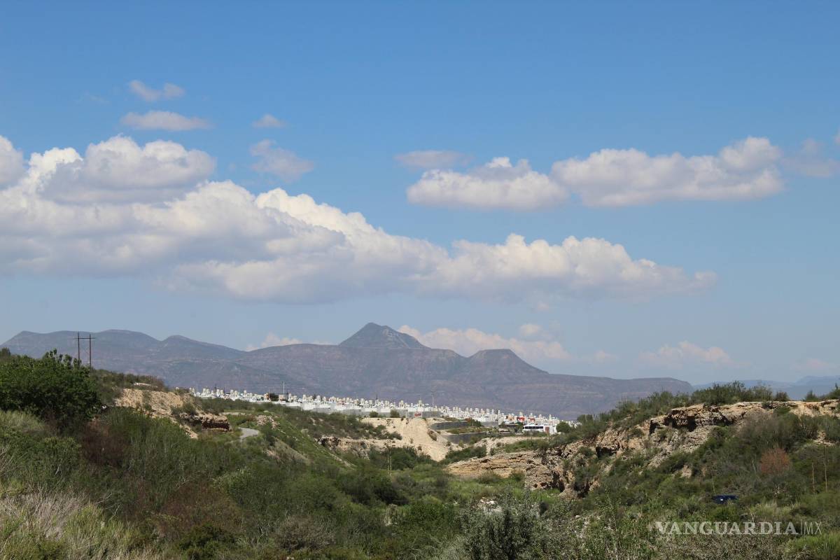 $!Al pie de la emblemática Sierra de Zapalinamé ya se ven rectángulos blancos. Son los nuevos fraccionamientos. La montaña fue decretada en 1996 como área natural protegida con carácter de zona sujeta a conservación.