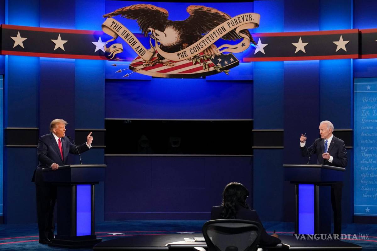 $!El entonces presidente Donald Trump, y el candidato presidencial demócrata, Joe Biden, hablan durante el debate en Nashville, Tennessee, el 22 de octubre de 2020.