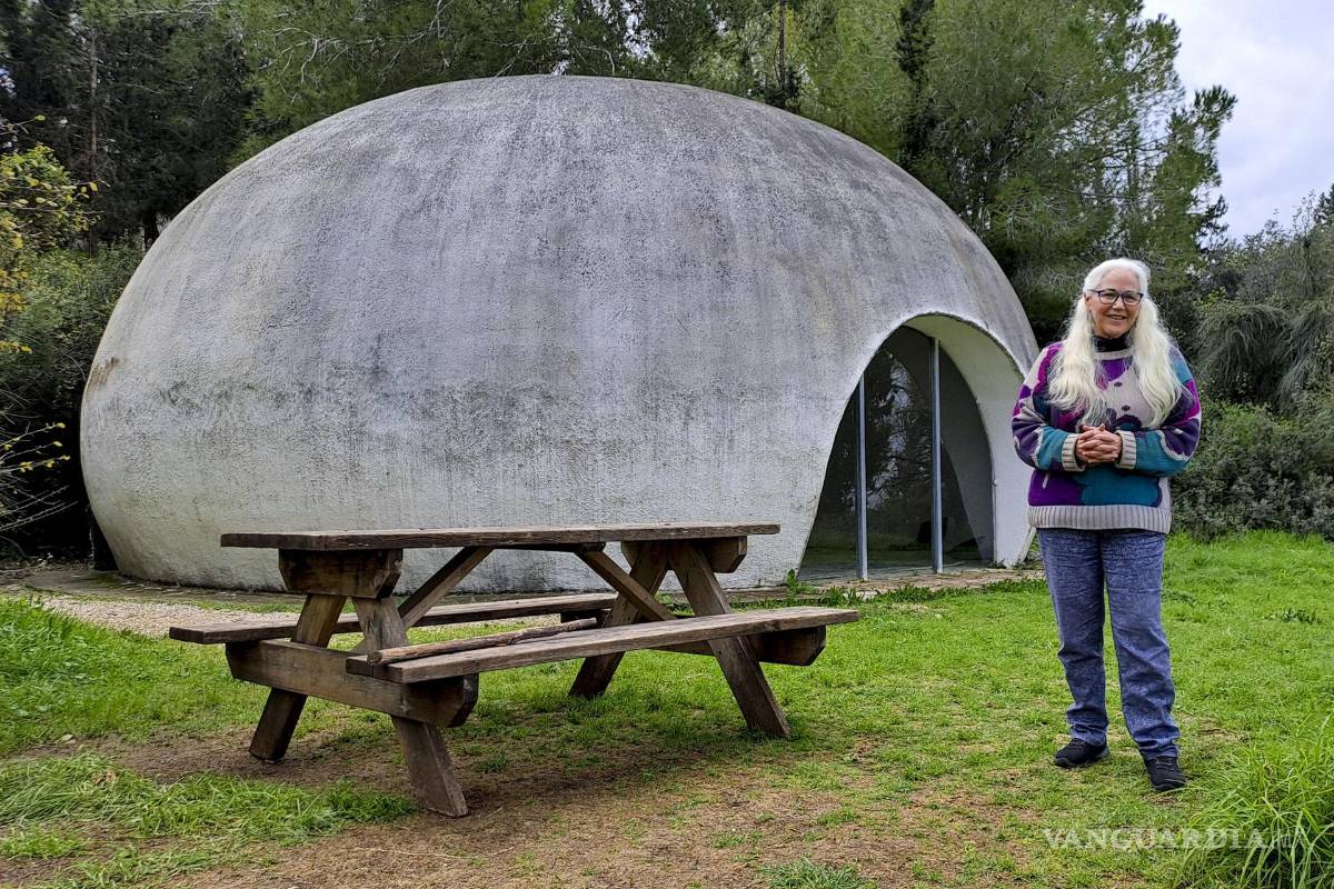 $!Ariela Barry, responsable de las instituciones educativas de la localidad frente al centro comunitario espiritual.