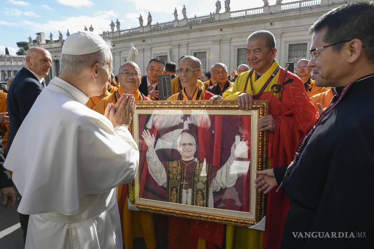 $!El papa León XIV recibe un regalo con motivo de su audiencia general semanal en la Plaza de San Pedro, Vaticano.