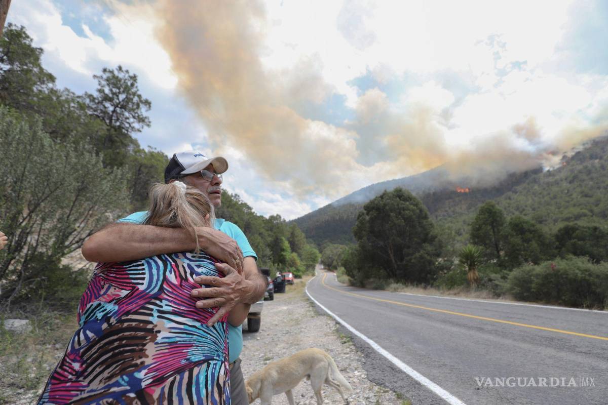 $!Saltillo, Coahuila 20 de mayo de 2022. Familias observaban los hechos mientras se lamentaban por las pérdidas que sigue causando el siniestro.