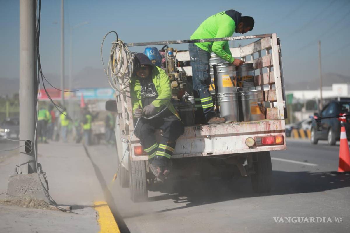 $!Con pintura amarilla en los camellones mejoran la imagen urbana