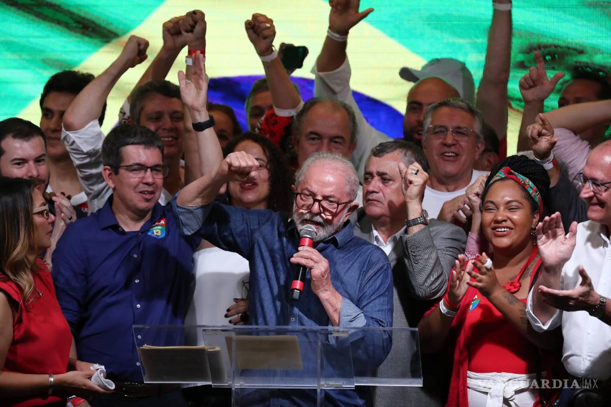 $!El expresidente brasileño Luiz Inácio Lula da Silva pronuncia un discurso tras su triunfo en la segunda vuelta de las elecciones, en Sao Paulo (Brasil).