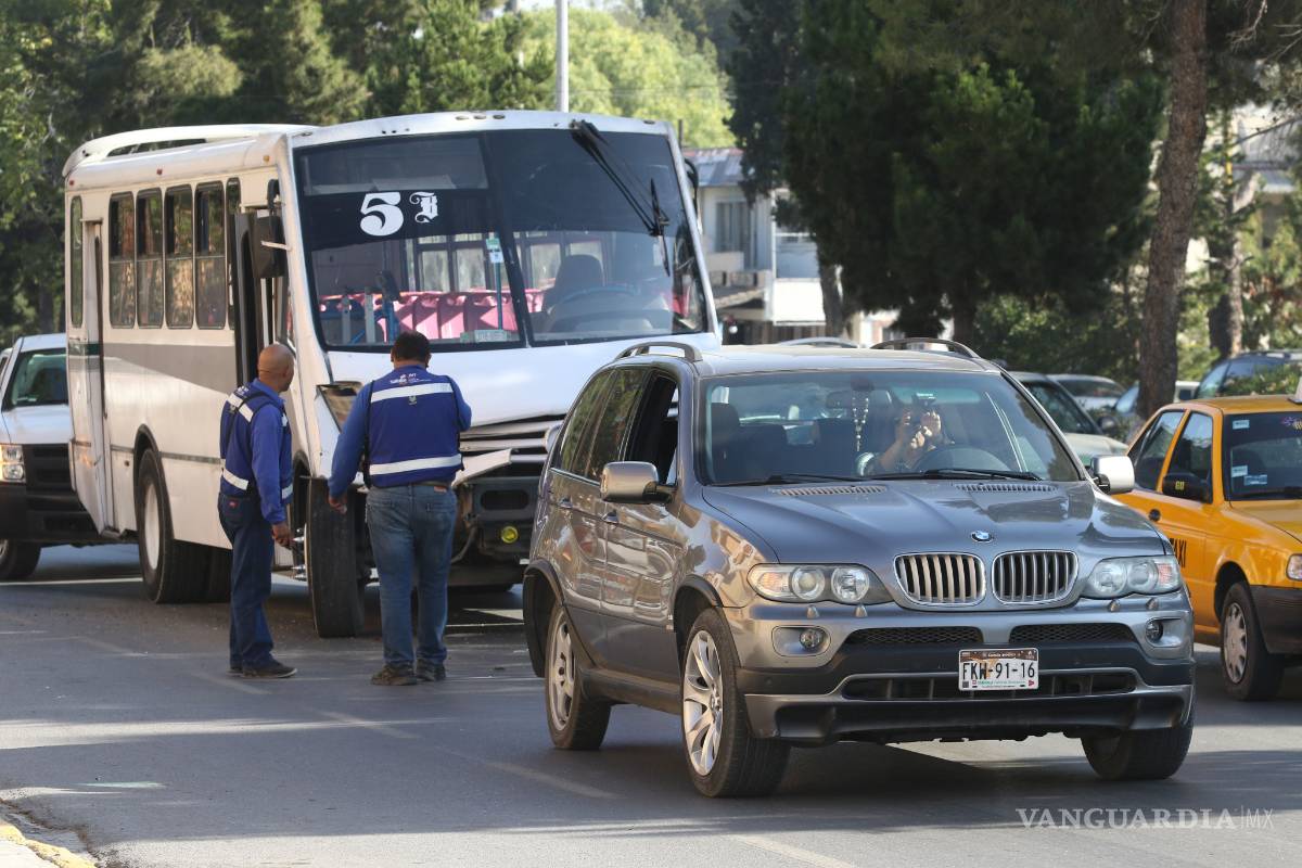 Se atraviesa camioneta y un camión Ruta 5B se la lleva en bulevar de Saltillo