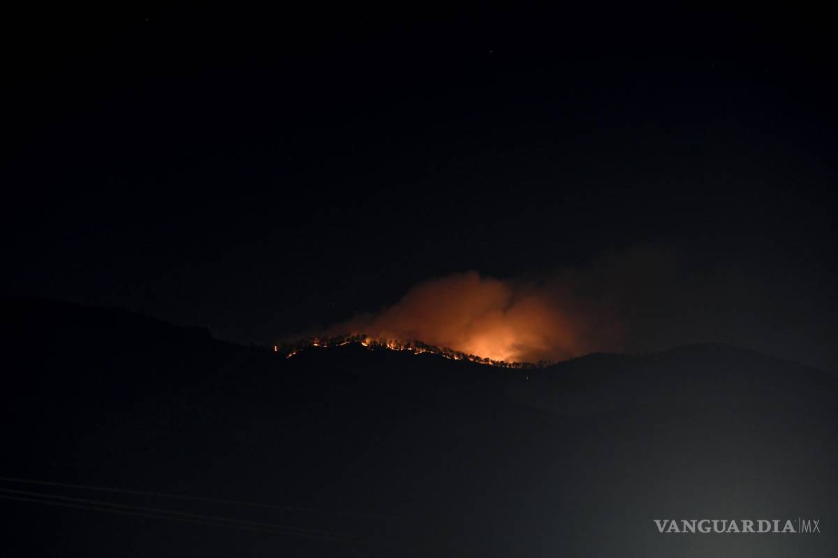 $!Saltillo, Coahuila 13 de mayo del 2022. Incendio Forestal en las sierras del ejido Cuahtemoc, que colinda con el lado sur del cañón de San Lorenzo.