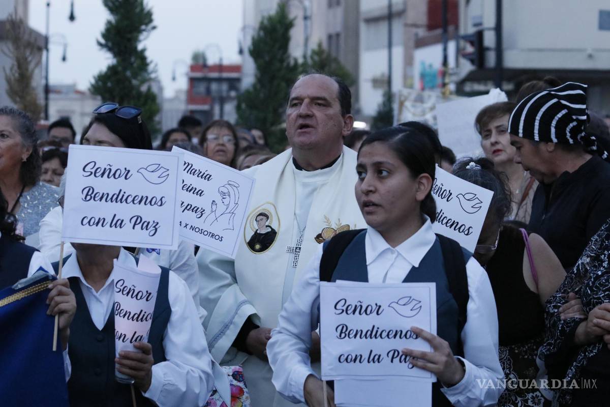 $!Decenas de católicos caminaron con velas blancas, y banderas con frases como “María Reina de la paz” y “Señor bendícenos con la paz”.