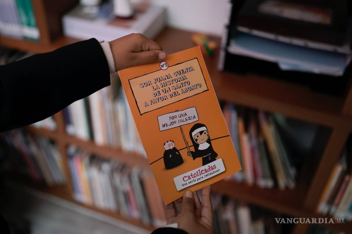 $!Una activista muestra un folleto a favor del aborto, en la sede de Católicas Por el Derecho a Decidir, en Ciudad de México.