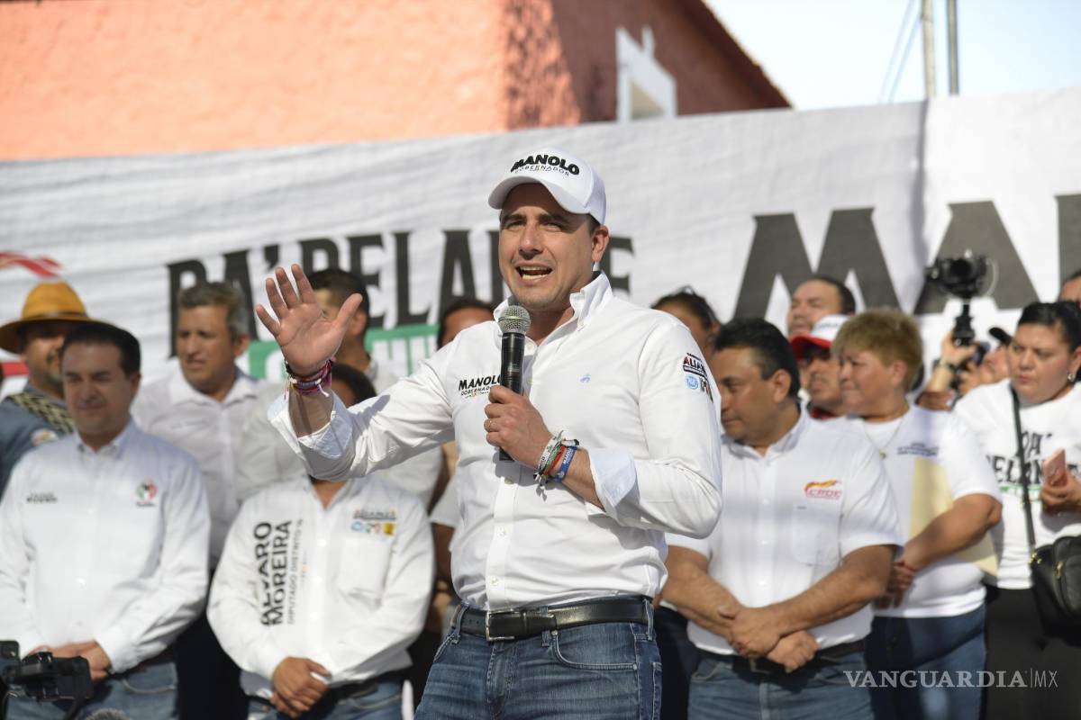 $!El candidato estuvo acompañado de su equipo durante el evento, el cual se llevó a cabo en la plaza de las Ciudades Hermanas.