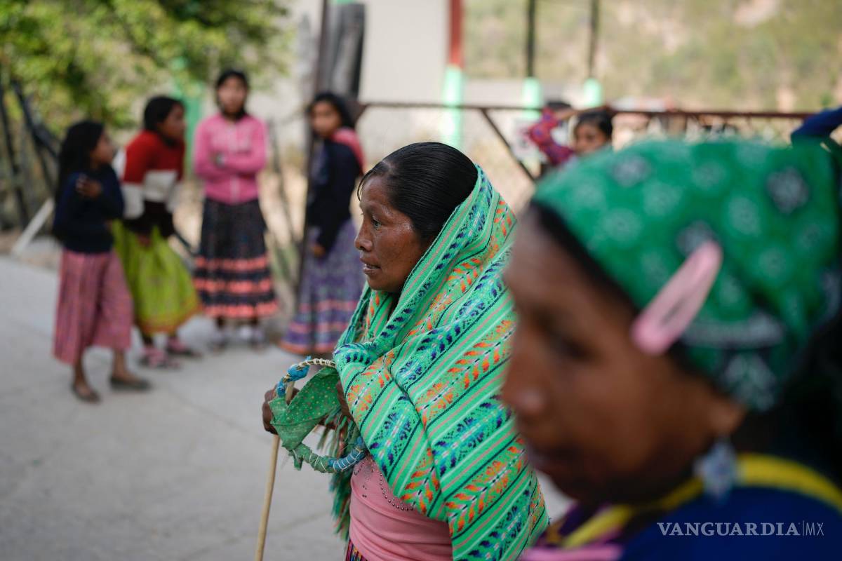 $!La corredora rarámuri Teresa Sánchez descansa después de que ella y su equipo ganaron la carrera de Arihueta en Cuiteco, México.