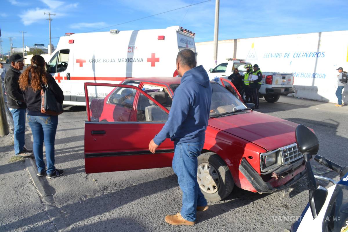 Da vuelta sin fijarse y ocasiona accidente