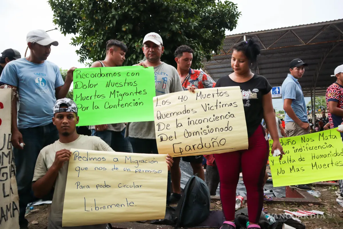 $!HUIXTLA, CHIAPAS. 01 NOVIEMBRE 2023.- Las personas migrantes protestan por las muertes de sus conacionales en México, que han intentado llegar a los Estados Unidos. Con cartulinas y veladoras, la población flotante se manifestó, las pancartas traen unas consignas: INM, no nos maten, no más muerte . sí a la vida y Los 40 muertos quemados, víctimas de la inocencia del comisionado Garduño . El activista Irineo Mujica dijo que el Instituto Nacional de Migración se ha vuelto demasiado duro con una coraza de corrupción. El comisionado Francisco Garduño olvidó abandonó su trabajo.