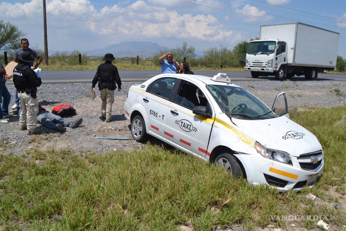$!Pasajero asusta a taxista y lo hace volcar en Saltillo