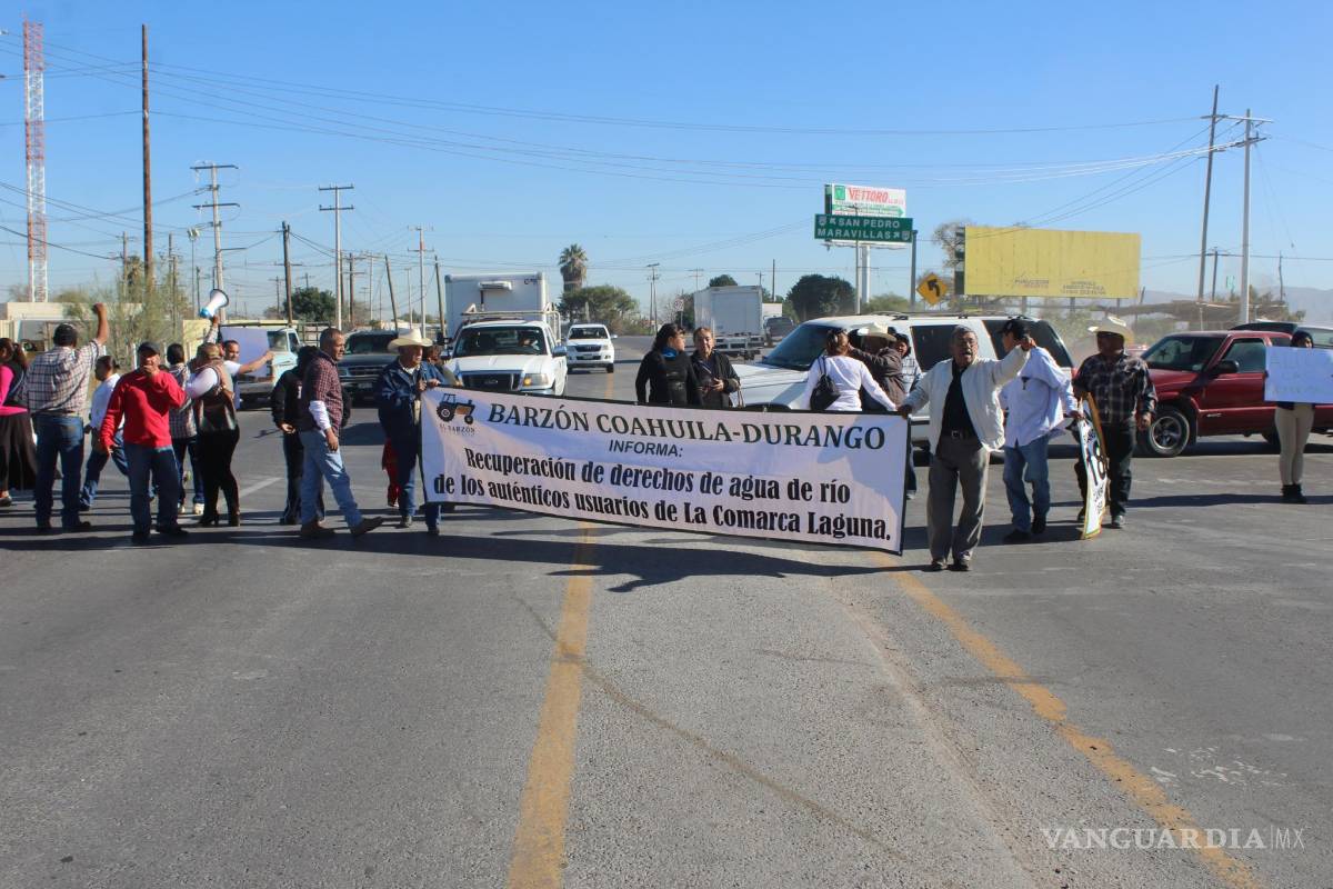 $!Laguneros se manifiestan por ‘gasolinazo’; realizan tres movimientos
