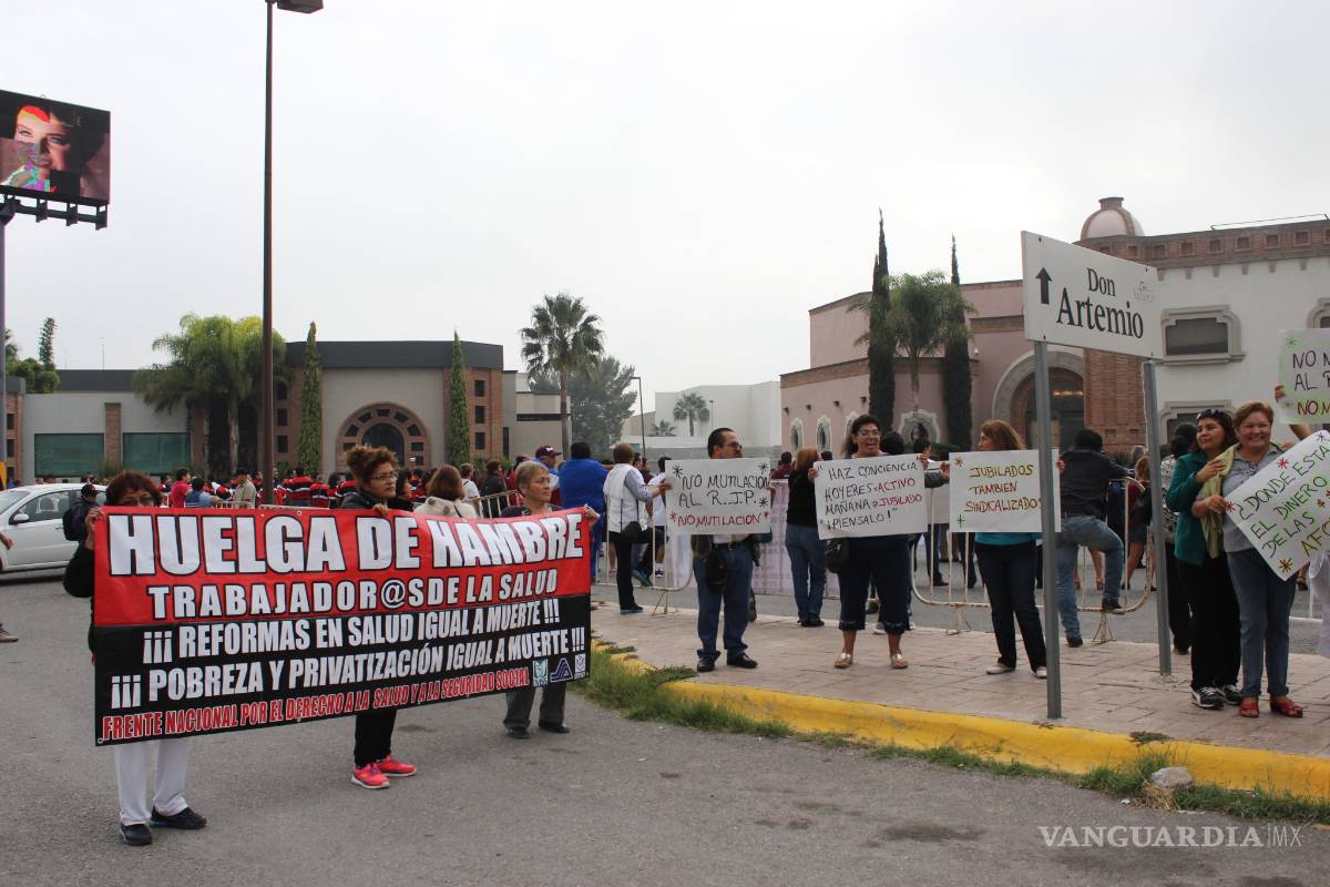 Protestan trabajadores del IMSS en Saltillo por posible eliminación de jubilaciones