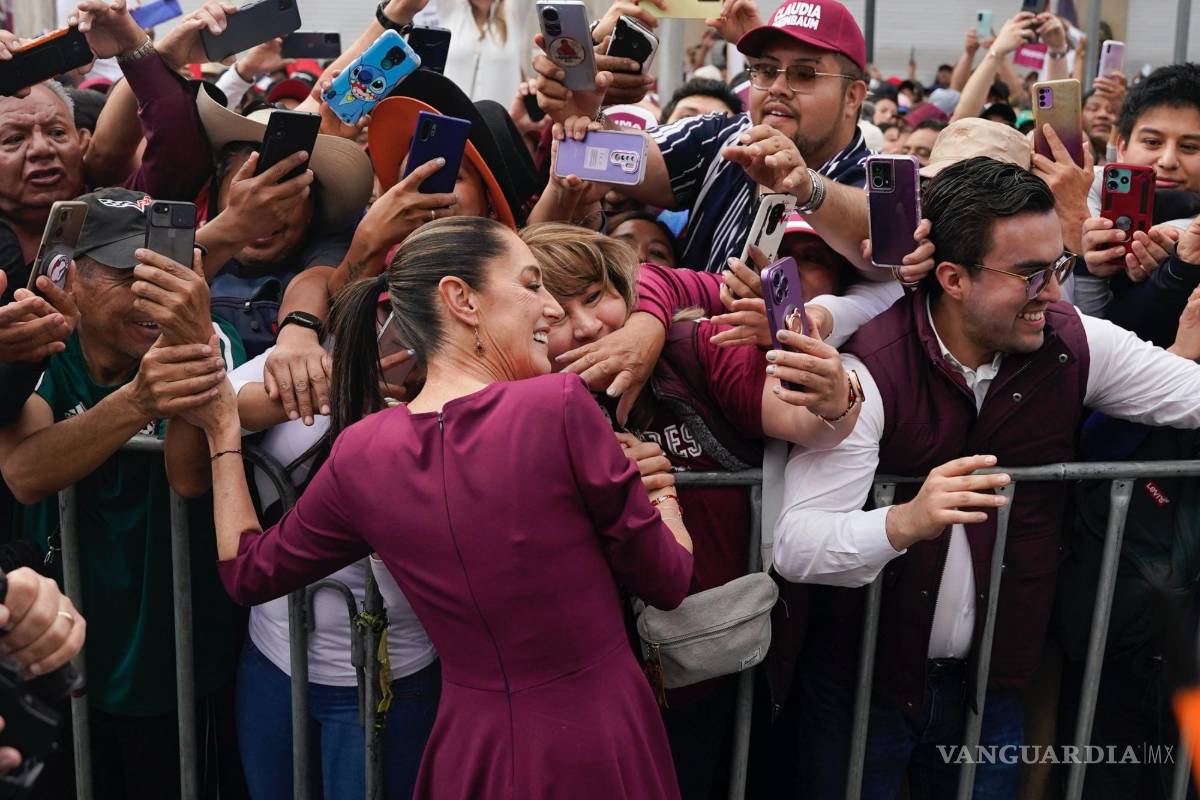 $!La pregunta sobre si una mujer puede dirigir un país como México empezó a plantearse en encuestas de opinión pública en 2004.