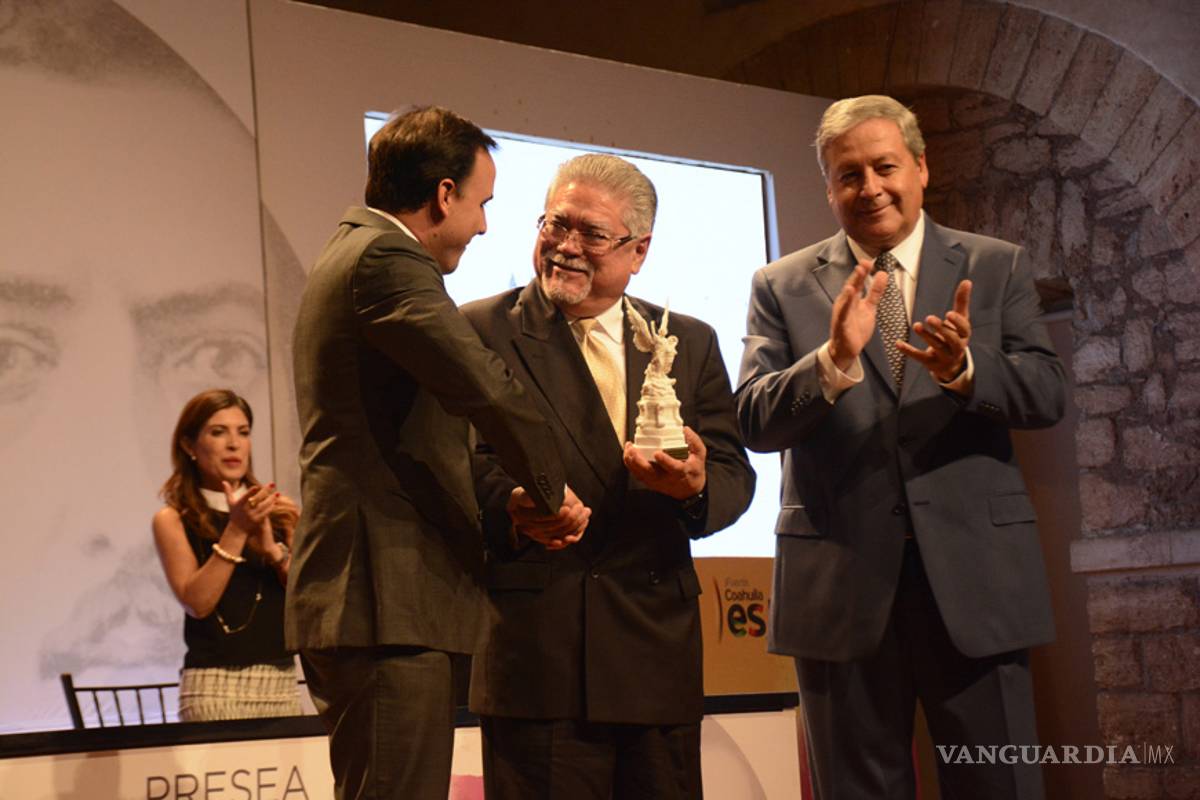 Entregan Presea Manuel Acuña a Santiago Chío Zulaica