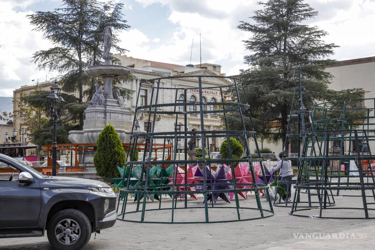 $!Los trabajadores instalan las luces y adornos del Pino Monumental en la Plaza de Armas de Saltillo, previo al arranque de Villa Magia.