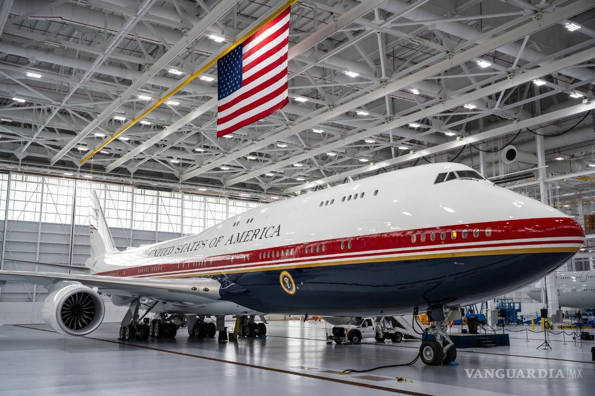 $!Fotografía del nuevo Air Force One, un Boeing 747-8, en su primera exhibición pública, en la Base Conjunta Andrews.