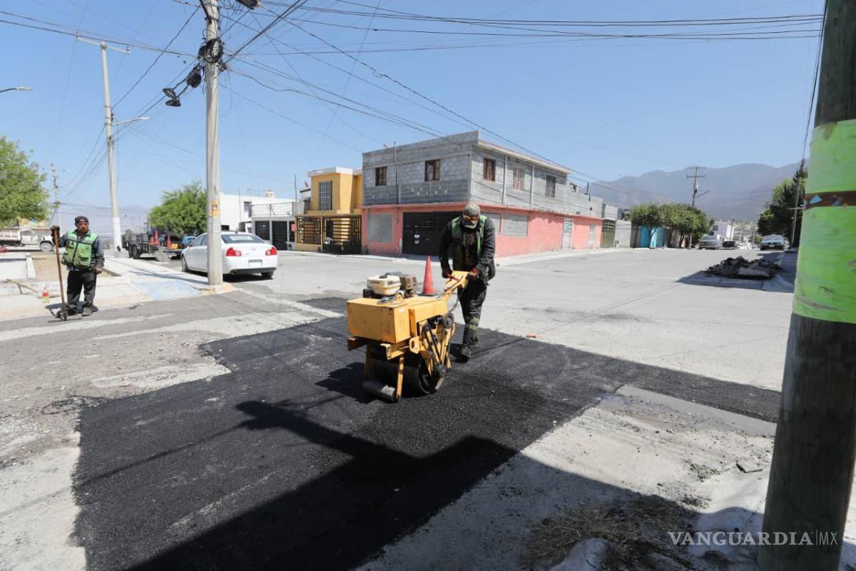 $!Autoridades municipales invitaron a la población a reportar baches y daños en calles mediante el asistente virtual “Saltillo Fácil”.