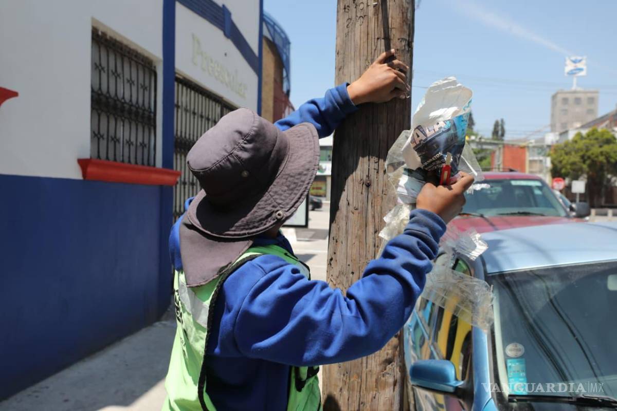 $!Personal municipal mantiene operativo de retiro de publicidad irregular en vialidades principales, Zona Centro y mobiliario urbano de distintos sectores.