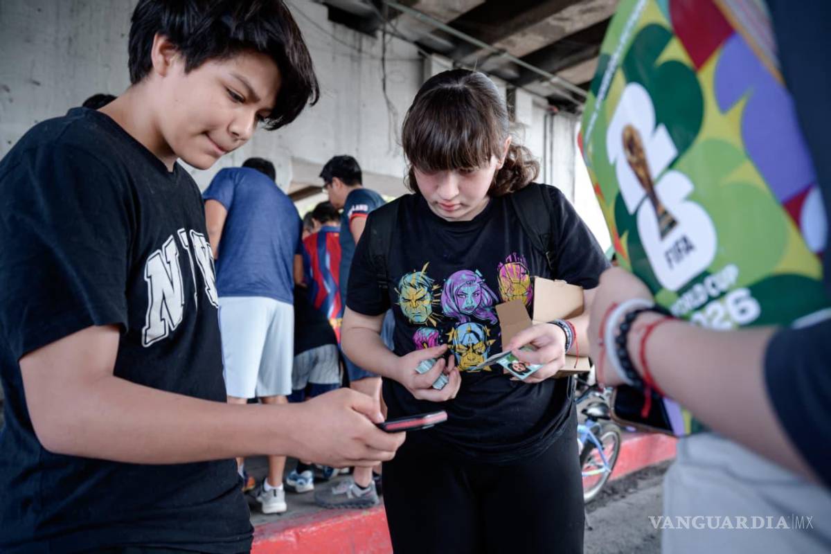 $!Niñas, niños y jóvenes aprovecharon la dinámica para buscar estampitas faltantes de sus álbumes.